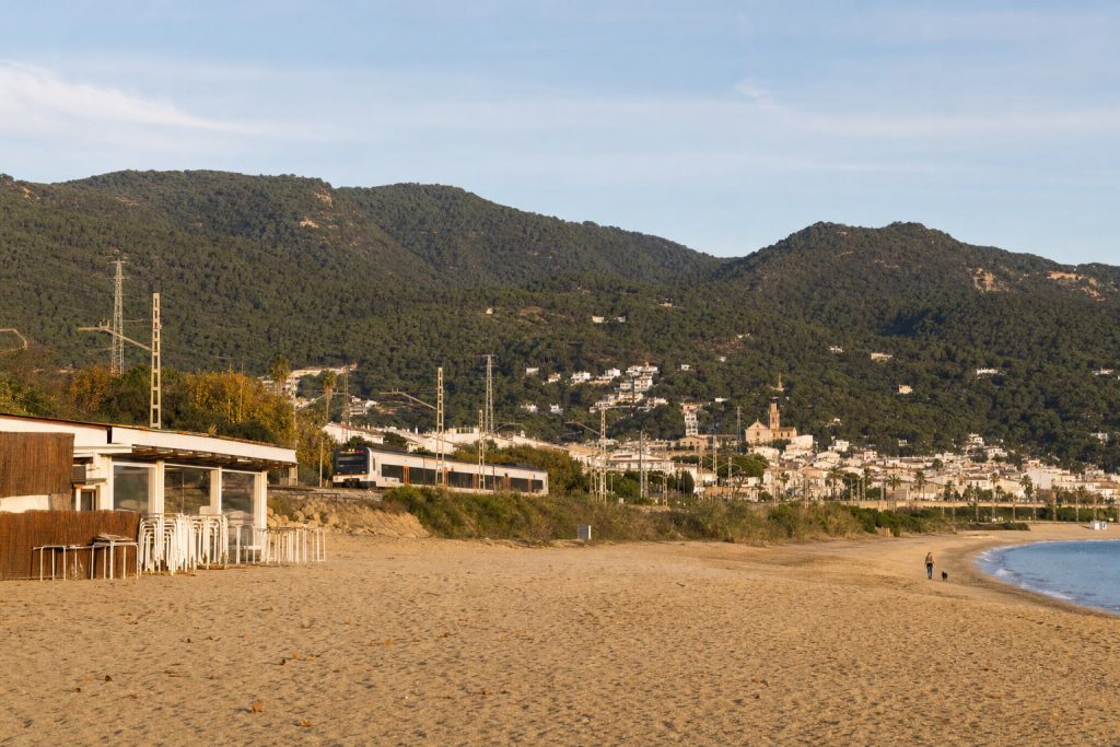 Playa del Maresme vacía en otoño con el Montnegre al fondo