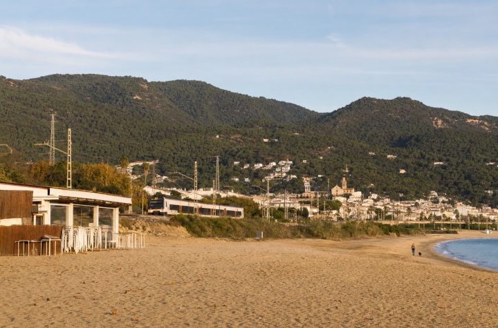 Playa del Maresme vacía en otoño con el Montnegre al fondo